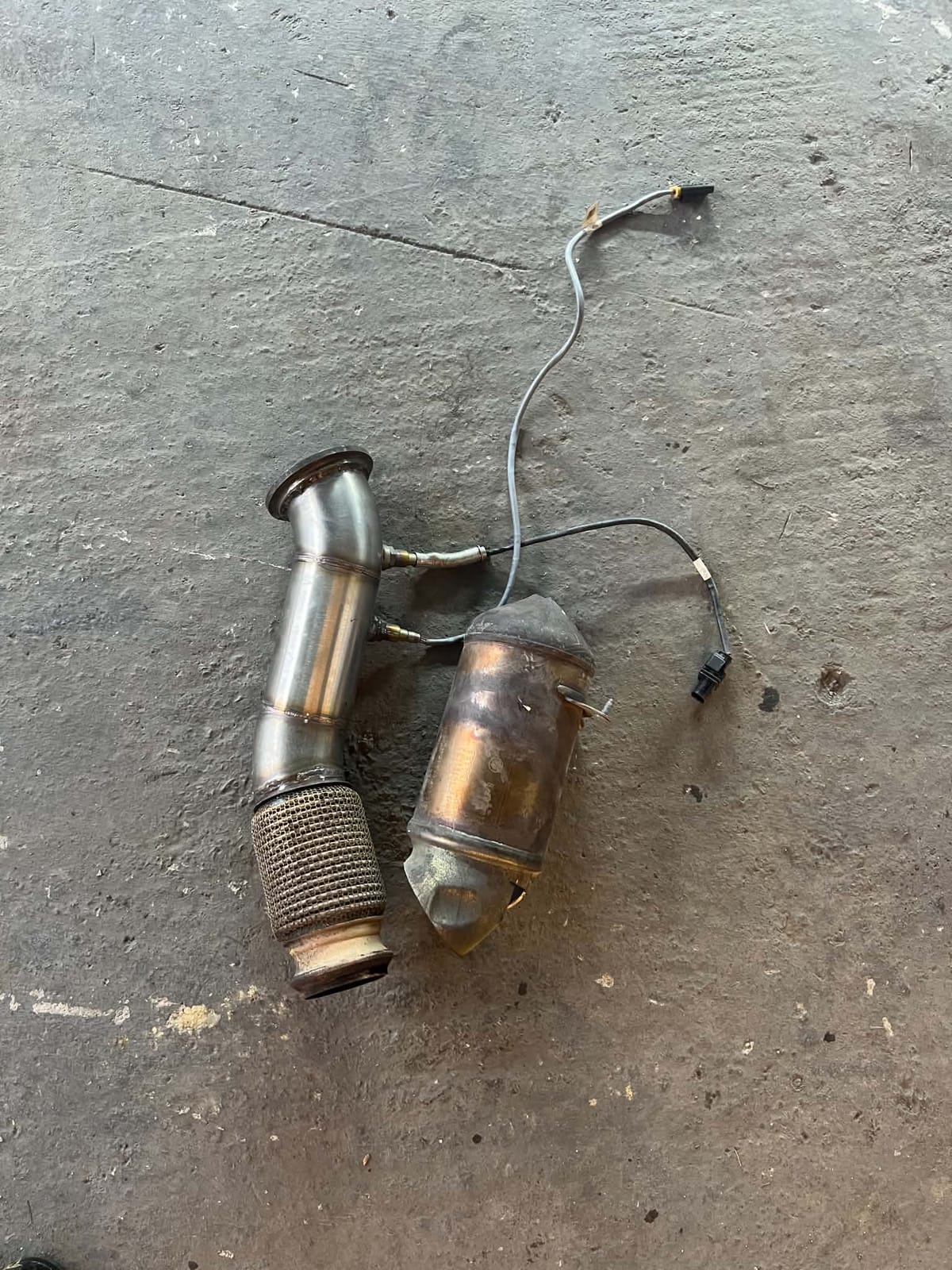 Një downpipe i ri i punuar me fleks, pranë katalizatorit të hequr të fabrikës dhe instalimit të sensorëve.